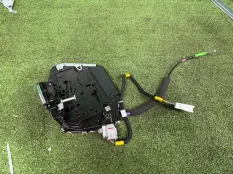 Замок боковой двери Lexus NX 2021-2026 6905078030, задний правый