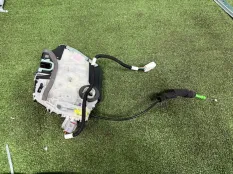 Замок боковой двери Lexus NX 2021-2026 6906078030, задний левый