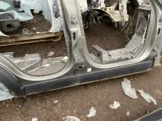 Порог правый Land Rover Discovery V (2016-н.в.) 2018 LR086022 3.0 D 30DDTX
