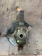 Кулак поворотный левый Nissan Juke YF15 I (2011-2014) дорест 2014 1.5 I HR15DE