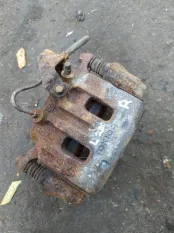 Суппорт передний правый Mitsubishi L200 (1996-2006) 2004 MR977363 2.5 D 4D56