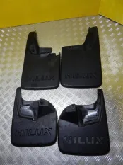 Брызговик передний левый Toyota Hilux (2015-2021) 2020 2.4 D 2GDFTV