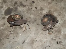 Кулак поворотный левый Mitsubishi L200 (2006-2015) 2010 2.5 D 4D56T