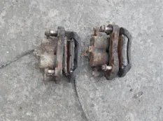 Суппорт передний левый Nissan Pathfinder (R51M) 2004-2013 2006 410115X00A ВНЕДОРОЖНИК 2.5 D YD25DDTI