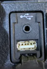Разъем AUX / USB Toyota Hilux (2015-2021) 2020 2.4 D 2GDFTV