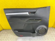 Обшивка двери передняя левая Toyota Hilux (2015-2021) 2021 67764X7A11 ПИКАП 2.4 D 2GDFTV