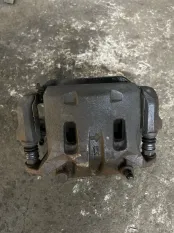 Суппорт передний левый Nissan Pathfinder (R51M) 2004-2013 2005 410115X00A ВНЕДОРОЖНИК 2.5 D YD25