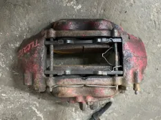 Суппорт передний правый Toyota Land Cruiser 200 (2008-2021) 2008 4773060280 ВНЕДОРОЖНИК 4.5 D 1VDFTV