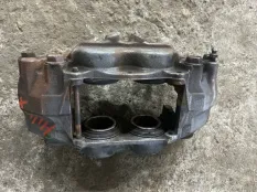 Суппорт передний левый Toyota Hilux (2005-2015) 2010