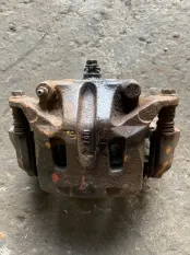 Суппорт передний левый Nissan Pathfinder (R51M) 2004-2013 2007 410115X00A ВНЕДОРОЖНИК 2.5 D YD25DDTI
