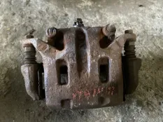 Суппорт передний правый Nissan Navara (D40) 2004-2015 2010 41001EB32A ПИКАП 2.5 D YD25DDTI