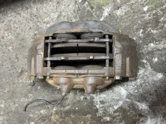 Суппорт передний правый Toyota Hilux (2005-2015) 2010 477300K190