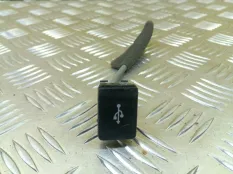 Разъем AUX / USB Mitsubishi L200 (2015-2022) 2019