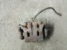 Суппорт передний правый Nissan Navara (D40) 2004-2015 2007 41001EB30A ПИКАП 2.5 D YD25DDTI