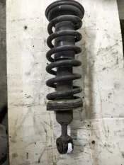 Амортизатор передний Nissan Navara (D40) 2004-2015 2010 56100EB39C