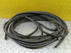 Уплотнительная резинка боковой двери Toyota Land Cruiser (100) 1998-2007 2004 6231160120 ВНЕДОРОЖНИК 4.7 I 2UZFE