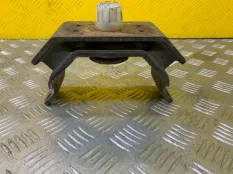 Подушка крепления КПП Toyota Hilux (2005-2015) 2013 123710L081 2.5 D 2KDFTV