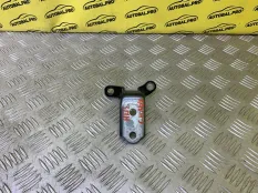 Петля двери задней правой нижняя Toyota Rav 4 (XA50) (2018-н.в.) 2025 6877007020 2.0 I