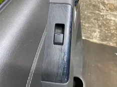 Кнопка стеклоподъемника заднего левого Nissan Navara (D40) 2004-2015 2012 829615X01A ПИКАП 2.5 D YD25DDTI