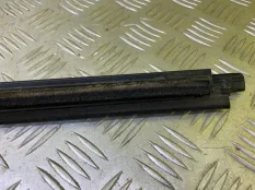 Молдинг стекла двери передней левой наружный Toyota Hilux (2005-2015) 2013 681620K010 ПИКАП 3.0 D 1KDFTV
