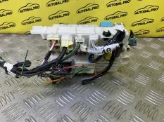 Блок предохранителей Toyota Hilux (2005-2015) 2013 827300K030 ПИКАП 3.0 D 1KDFTV