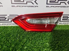 Фонарь крышки багажника правый Camry 70