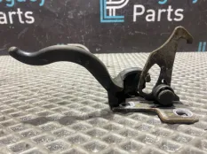 Крюк капота BMW X5 E53 N62B44 2004