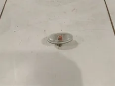 Повторитель на крыло правый белый Mazda 2 (DY)