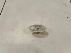 Повторитель на крыло левый белый Mazda 2 (DY)