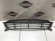 Решетка в бампер центральная Hyundai Solaris