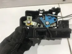 Замок двери передней правой Opel Antara