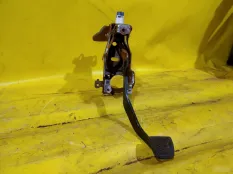 Педаль тормоза Toyota Camry