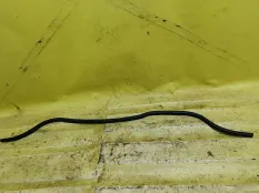 Уплотнитель под капотом Volkswagen Passat