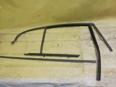 Уплотнитель стекла двери Volvo S60