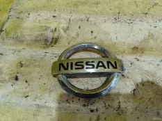 Эмблема решетки радиатора Nissan X-Trail