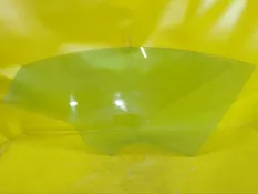 Стекло двери Mazda 3