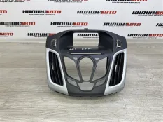 1718074 Накладка центральная в торпеду Focus 3