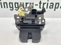 Замок багажника Skoda Octavia 2017-2020 8R0827505A A7 5E3 РЕСТАЙЛИНГ
