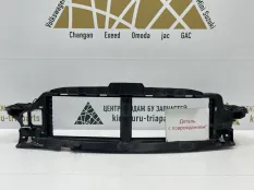 Кронштейн жалюзи радиатора Volvo XC60 2017-2021 31425368 2 UZ ДО РЕСТАЙЛИНГ
