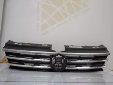 Решетка радиатора Volkswagen Tiguan 2016-2020 5NA853653 2 AD1 ДО РЕСТАЙЛИНГ