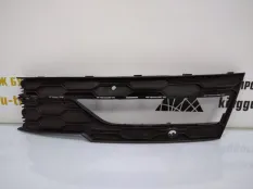 Решетка противотуманной фары Skoda Octavia 2019-2022 5E3807682C A8 NN3, правая