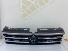 Решетка радиатора Volkswagen Tiguan 2016-2020 5NA853653 2 AD1 ДО РЕСТАЙЛИНГ