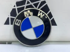 Эмблема BMW 5 2013-2017 7057794 F10 РЕСТАЙЛИНГ, передняя