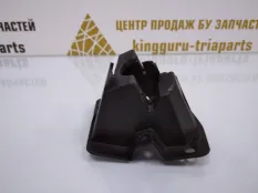 Кронштейн форсунки омывателя Skoda Octavia 2013-2017 5E0807595 A7 5E3 ДО РЕСТАЙЛИНГ, левый
