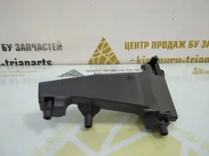 Кронштейн жалюзей воздуховода BMW 5 2017-2019 1126422XX G30 ДО РЕСТАЙЛИНГ, правый