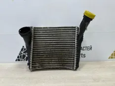 Радиатор интеркулера Volkswagen Touareg 2014-2018 7P0145804 2 7P5 РЕСТАЙЛИНГ, правый