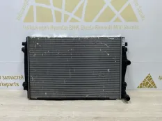 Радиатор охлаждения двигателя Skoda Octavia 2017-2020 5Q0121251GR A7 5E3 РЕСТАЙЛИНГ