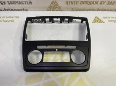 Рамка магнитолы Skoda Yeti 2012 5L0858069H 5L6 CFHC 2.0 ДИЗЕЛЬ
