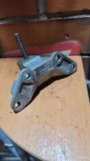 Кронштейн коробки Volvo 940