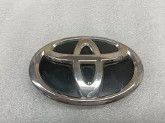 Эмблема Toyota Camry